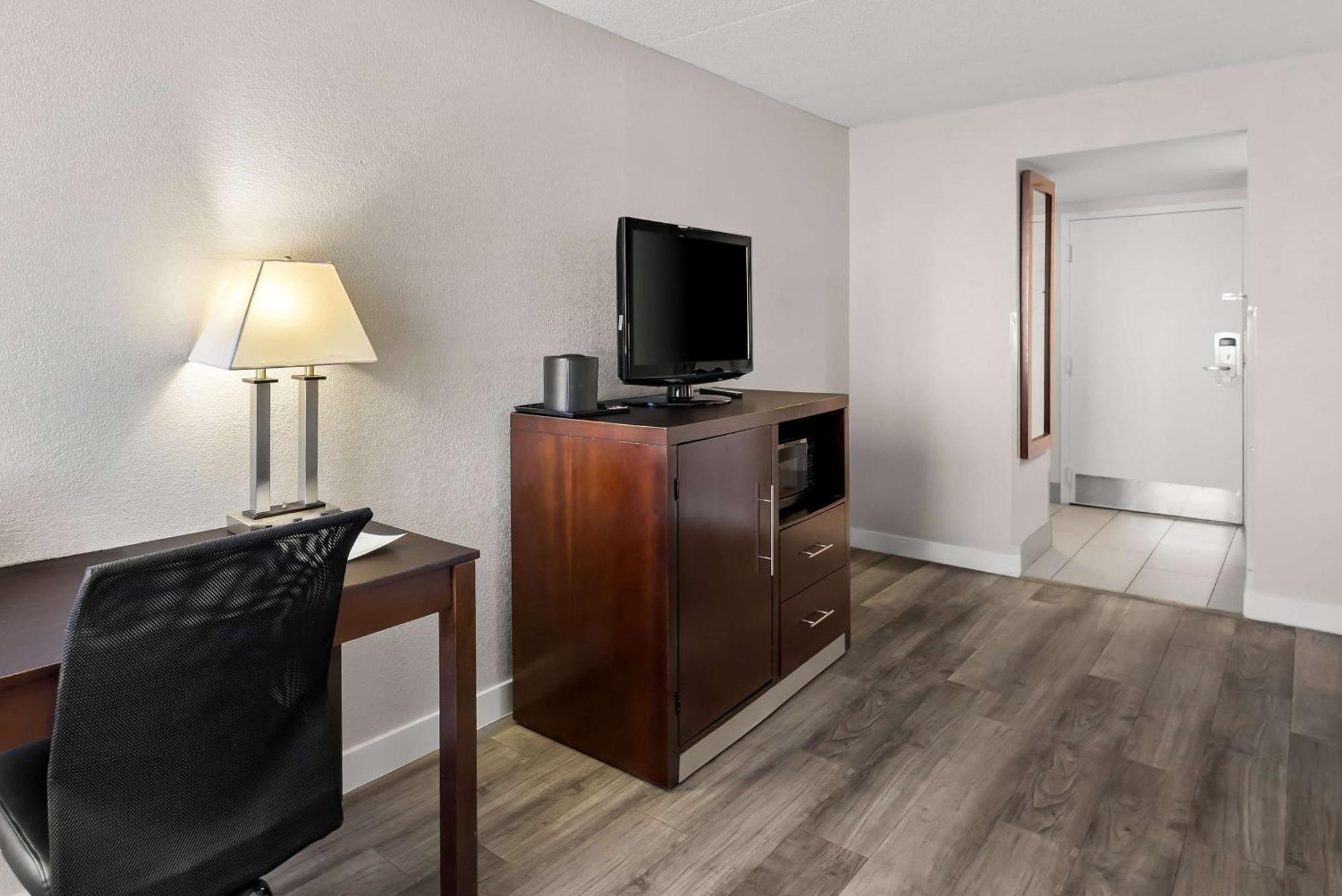 Best Western Luxbury Inn Fort Wayne Exterior photo